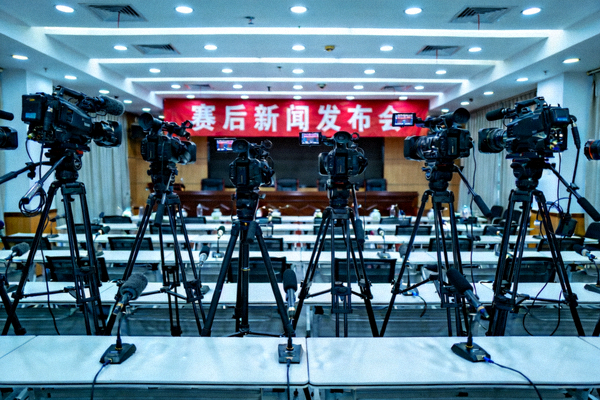 赛后新闻发布会现场，记者席上摆满摄像设备
